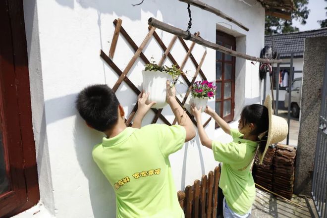 中国·(九游J9)真人游戏第一品牌小盆栽串起大风景美丽乡村来了群可爱的“设计师”(图4)